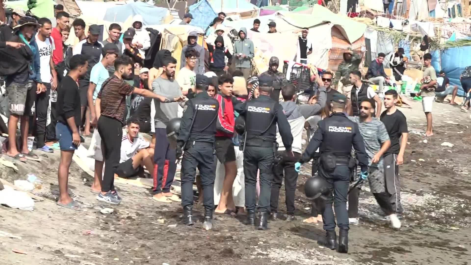 va los migrantes que quedan en la playa