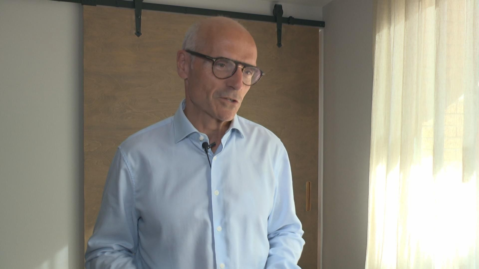 M080 BARCELONA ENTREVISTA ECONOMISTA frame 1576