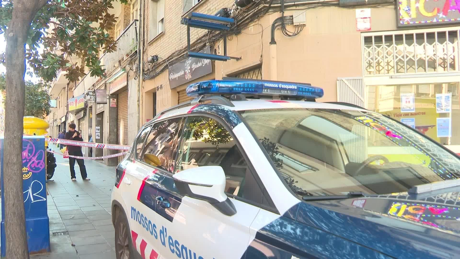 M044-BARCELONA TIRA A SU MADRE POR LA VENTANA