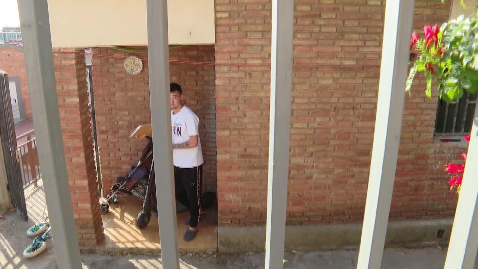 L031-BARCELONA FAMILIA OKUPA PATIO COLEGIO