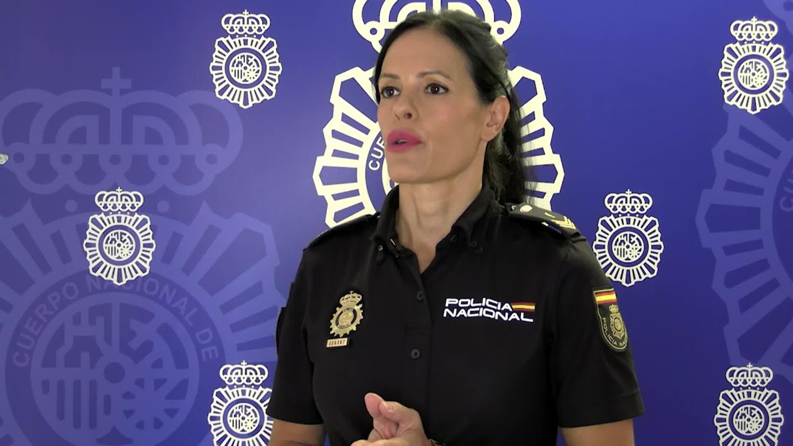 J041-IMAGENES POLICIA MUJER DE ROSA
