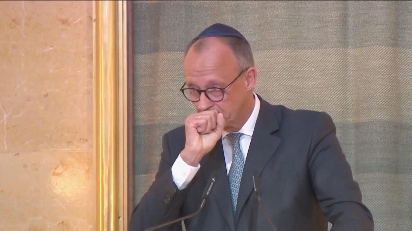 Merz se emociona recordando la atrocidad del Holocausto