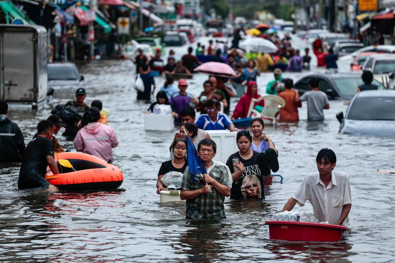 Afectados por las inundaciones en Bangkok tratan de recuperar la normalidad