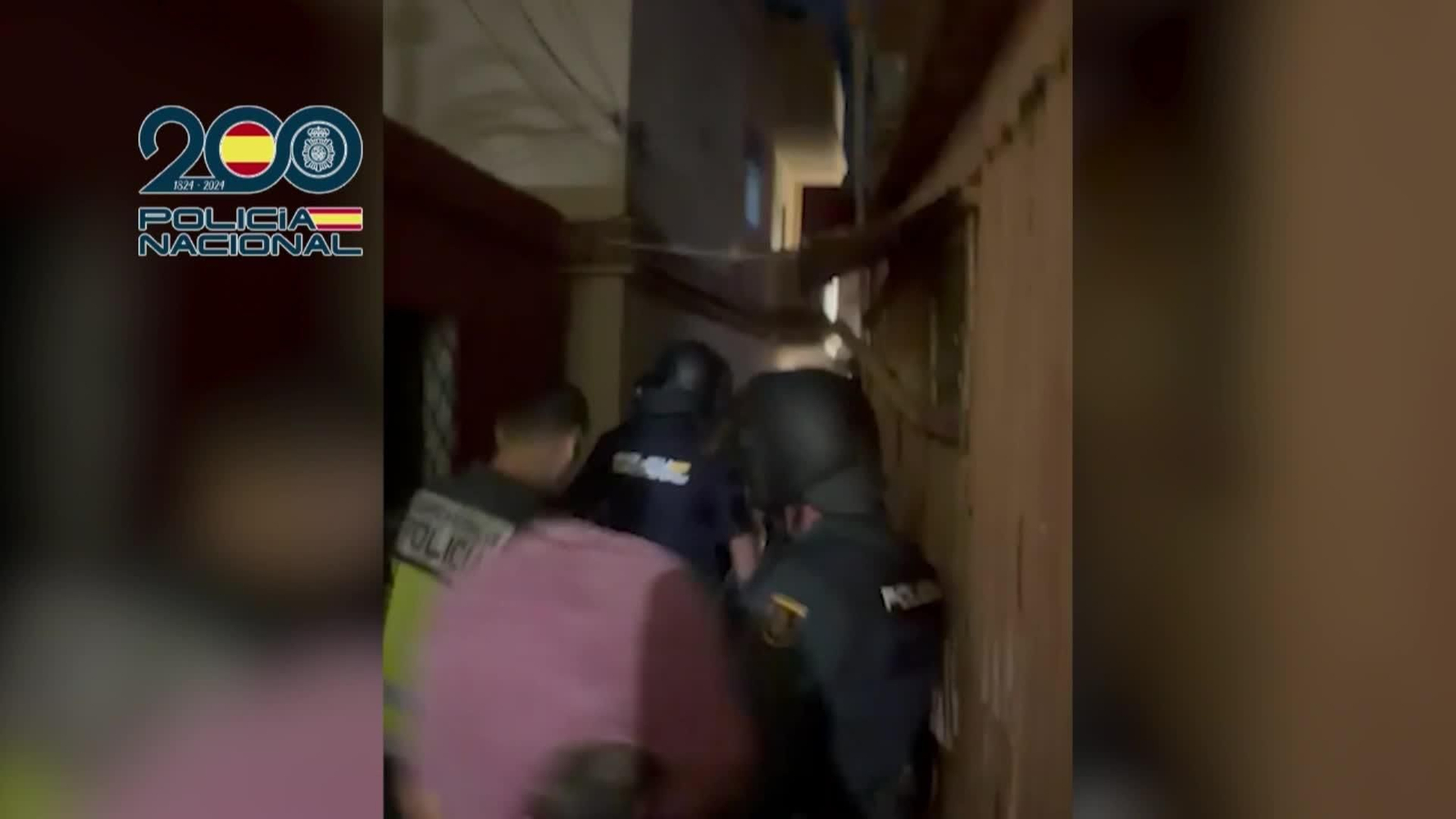 J062-IMAGENES POLICIA MIGRANTES HACINADOS PISO CEUTA