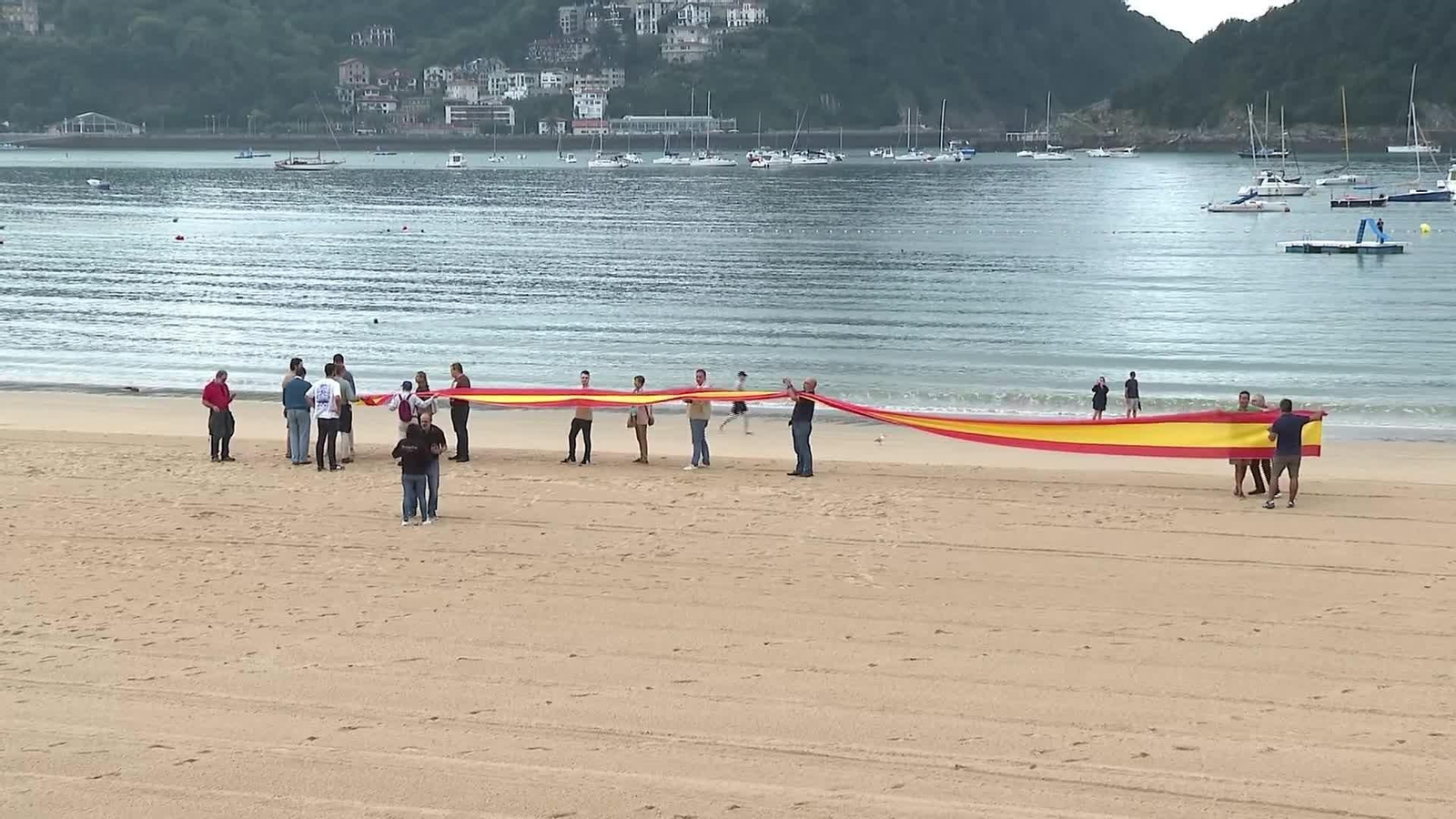 M020-SAN SEBASTIAN BANDERA ESPAÑA VOX PLAYA