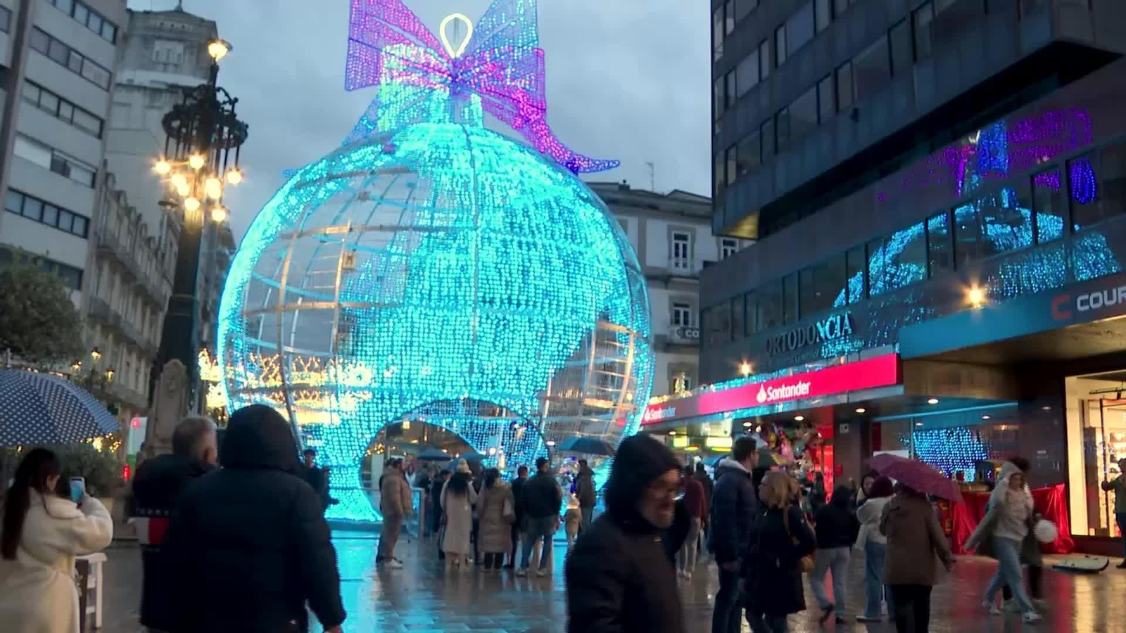 L047-VIGO LUCES CALLES ABARROTADAS TARDE