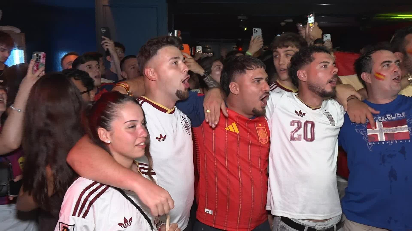 S013-BARCELONA MUNDIAL AFICION VIENDO PARTIDO ESPAÑA