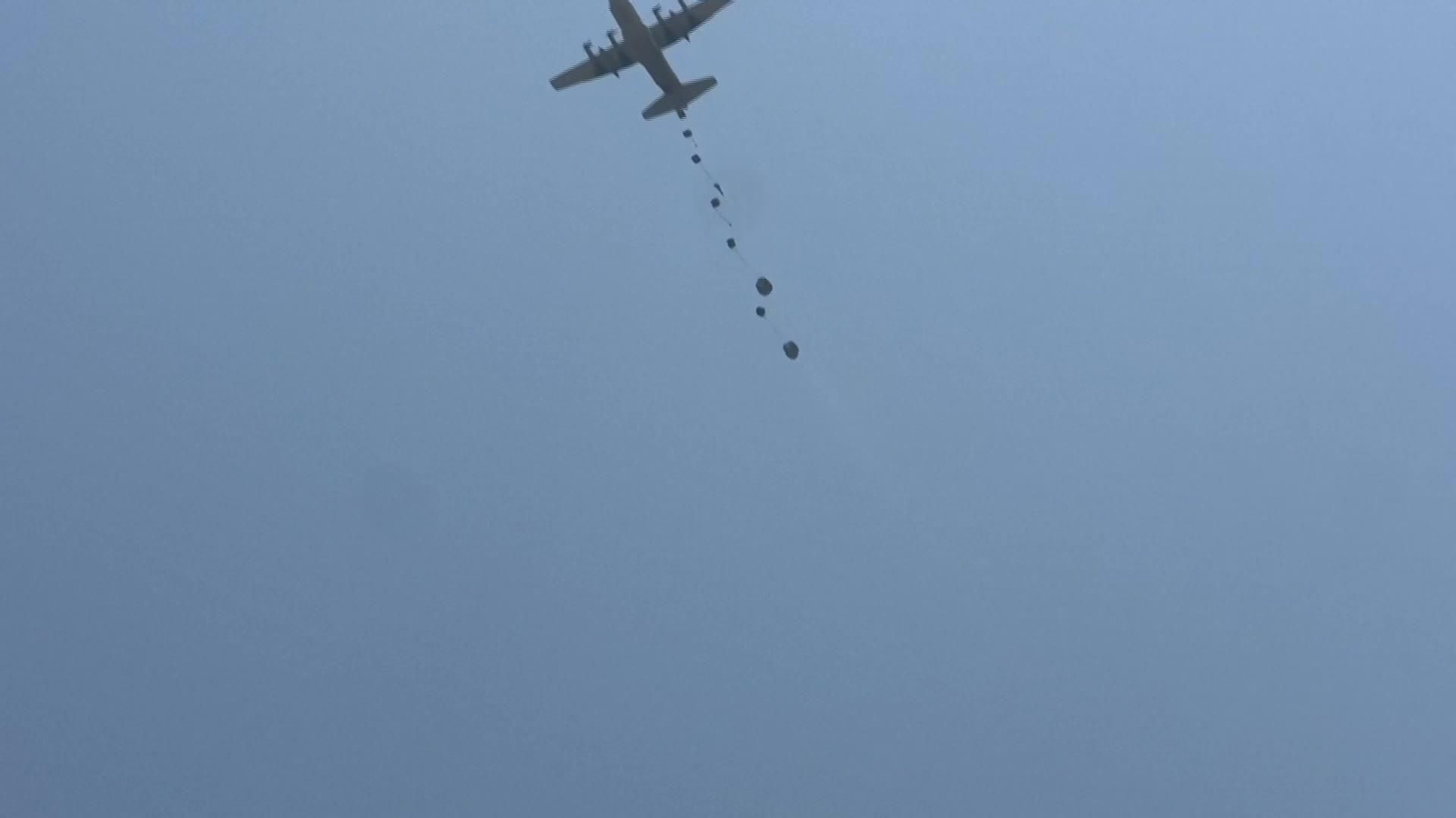S035-GAZA ISRAEL LANZA AYUDA HUMANITARIA FRANJA