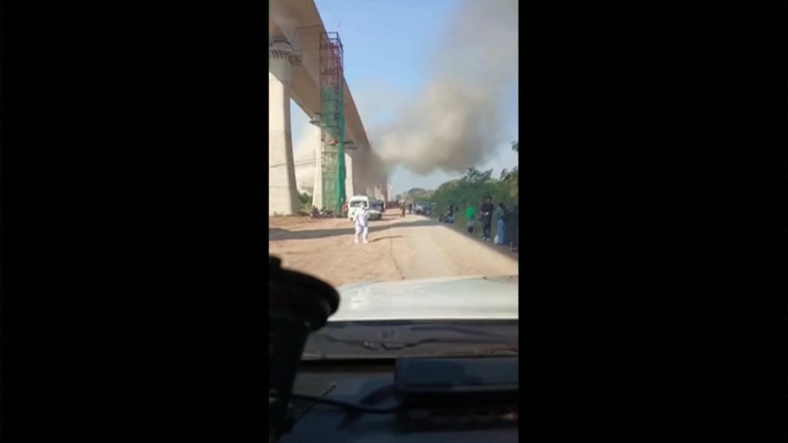 X005-TAILANDIA GRUA CAE ENCIMA DE TREN