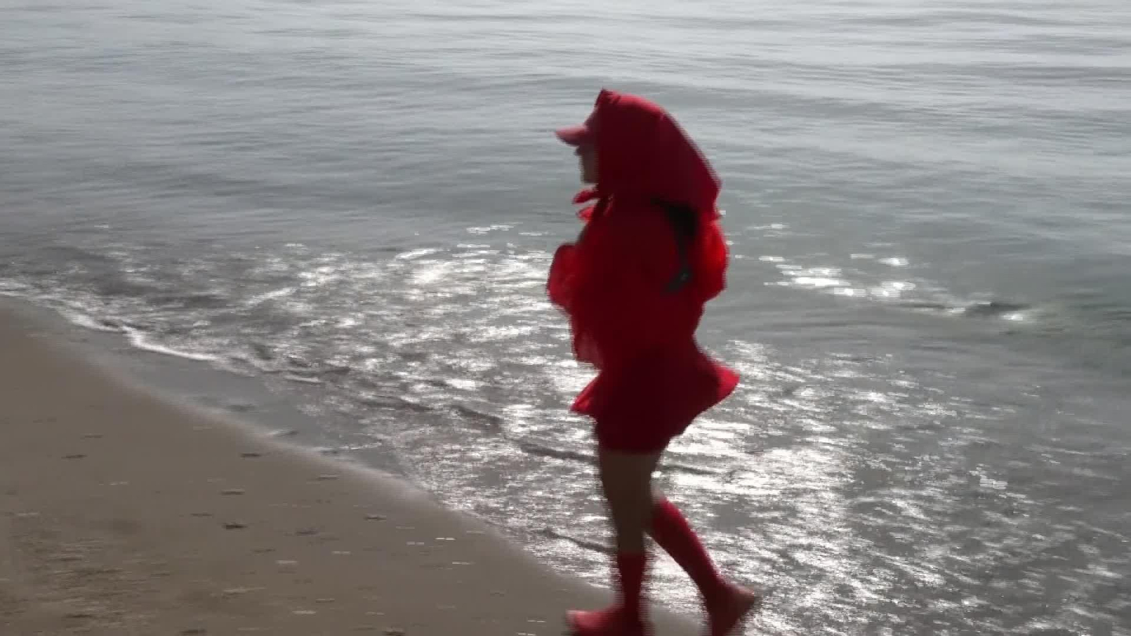 L065-MÁLAGA MUJER DE ROJO POR LA PLAYA