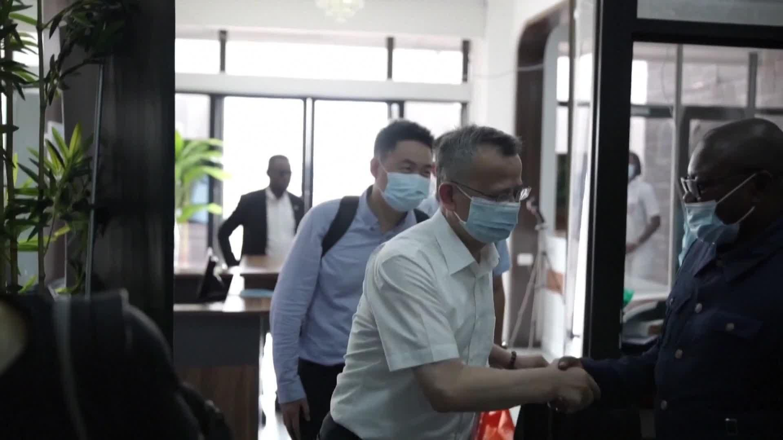 J061-UGANDA CHINA ASISTE CON SERVICIOS MEDICOS EBOLA
