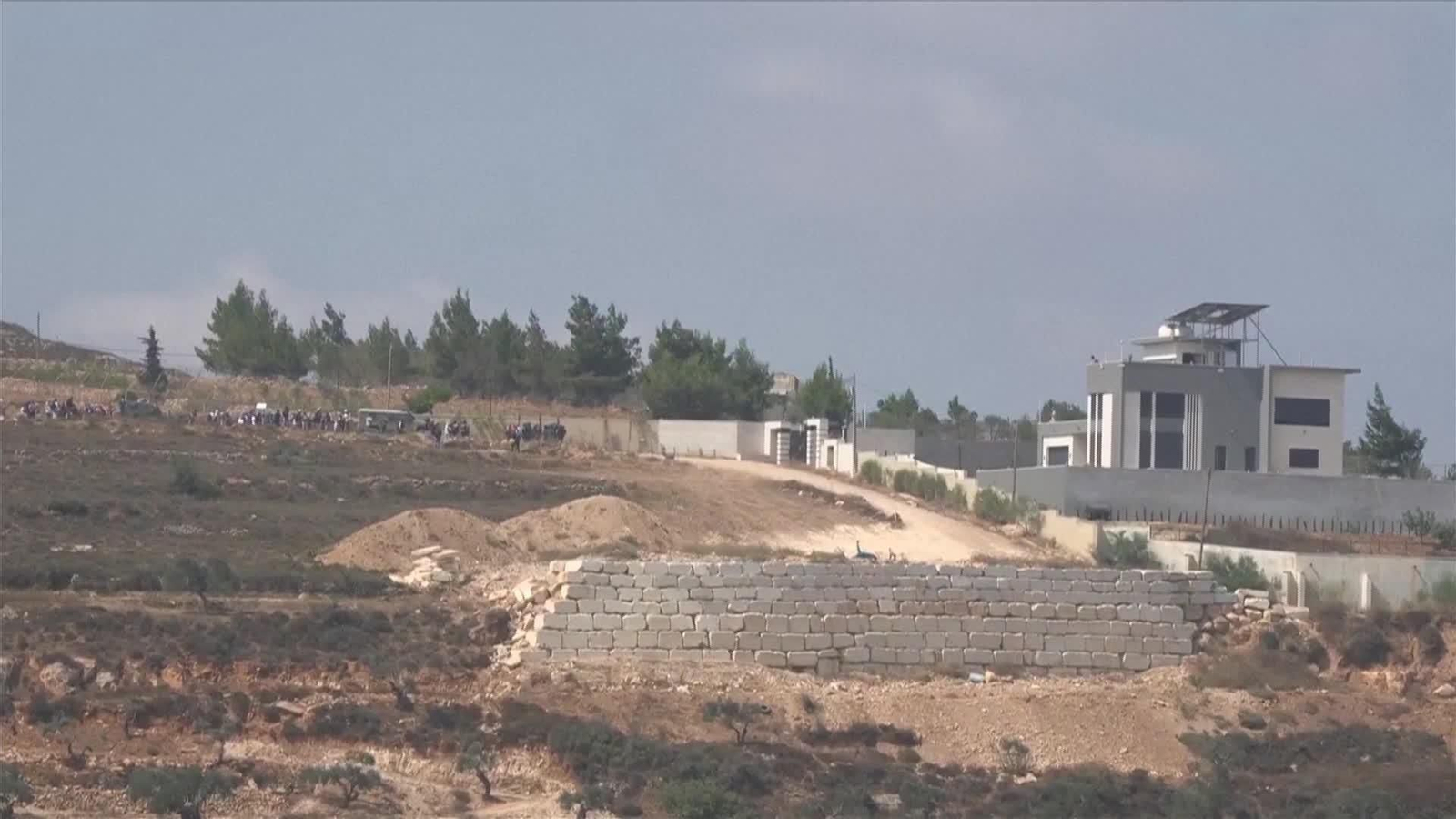 V053-CISJORDANIA ACTIVISTAS ISRAELIES EN CASAS DE PALESTINOS