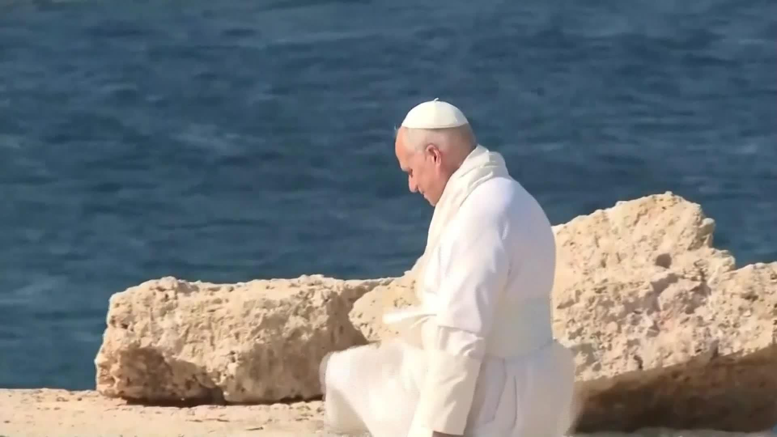 S003-ITALIA LAMPEDUSA VIENTO VUELA MITRA PAPA LEON