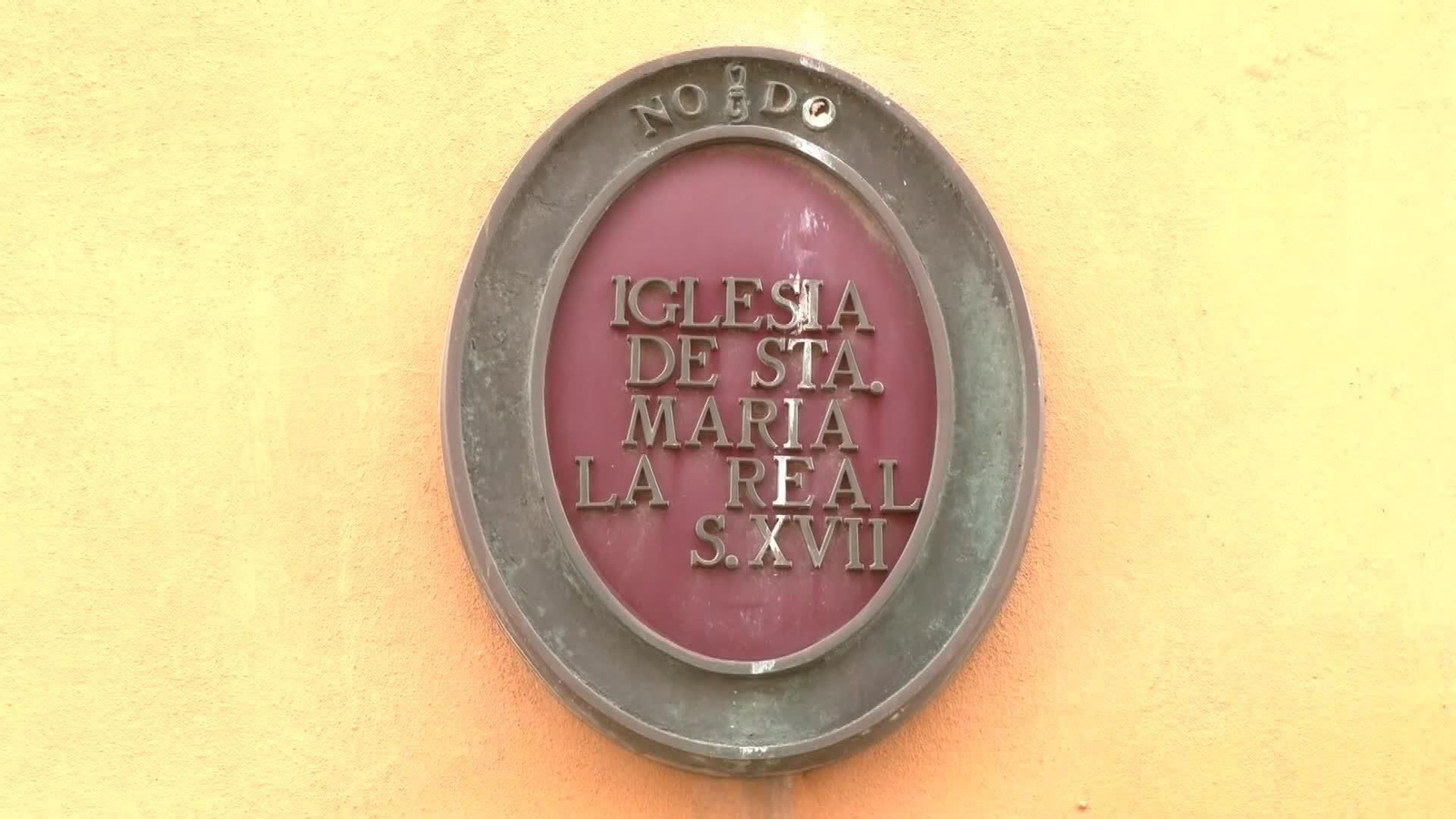 L060-SEVILLA CURA BANDERA LGTBI