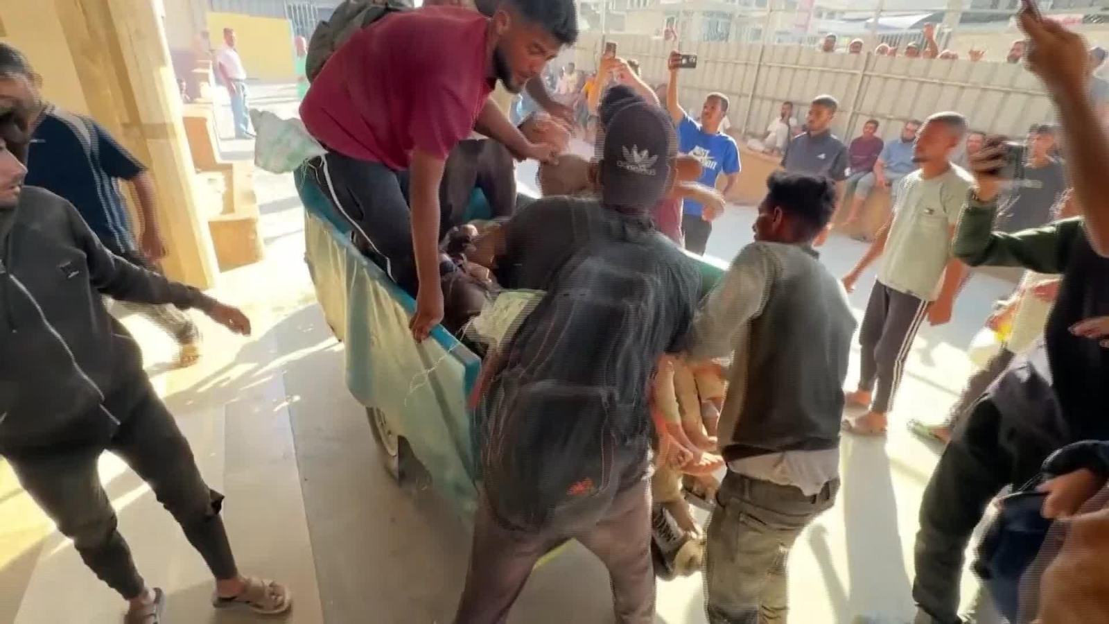 X657-GAZA MUERTOS EN CENTRO DE AYUDA HUMANITARIA
