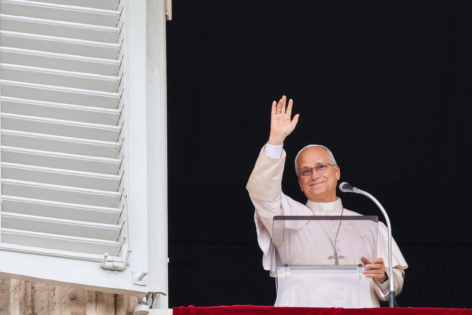 El papa reaparece en el rezo del ángelus tras su operación de pulmón