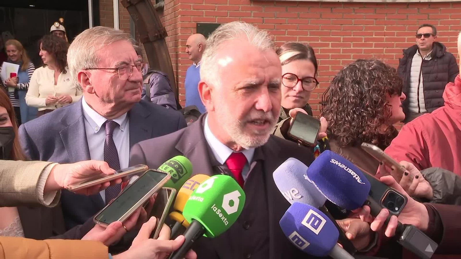 J023-ASTURIAS ANGEL VICTOR TORRES EN EL ENTREGO