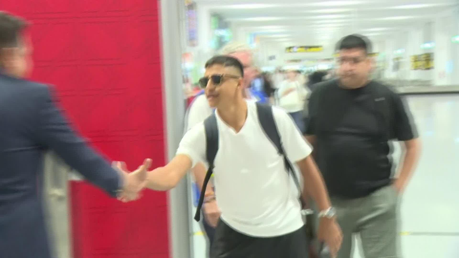 L044-SEVILLA LLEGADA ALEXIS SANCHEZ
