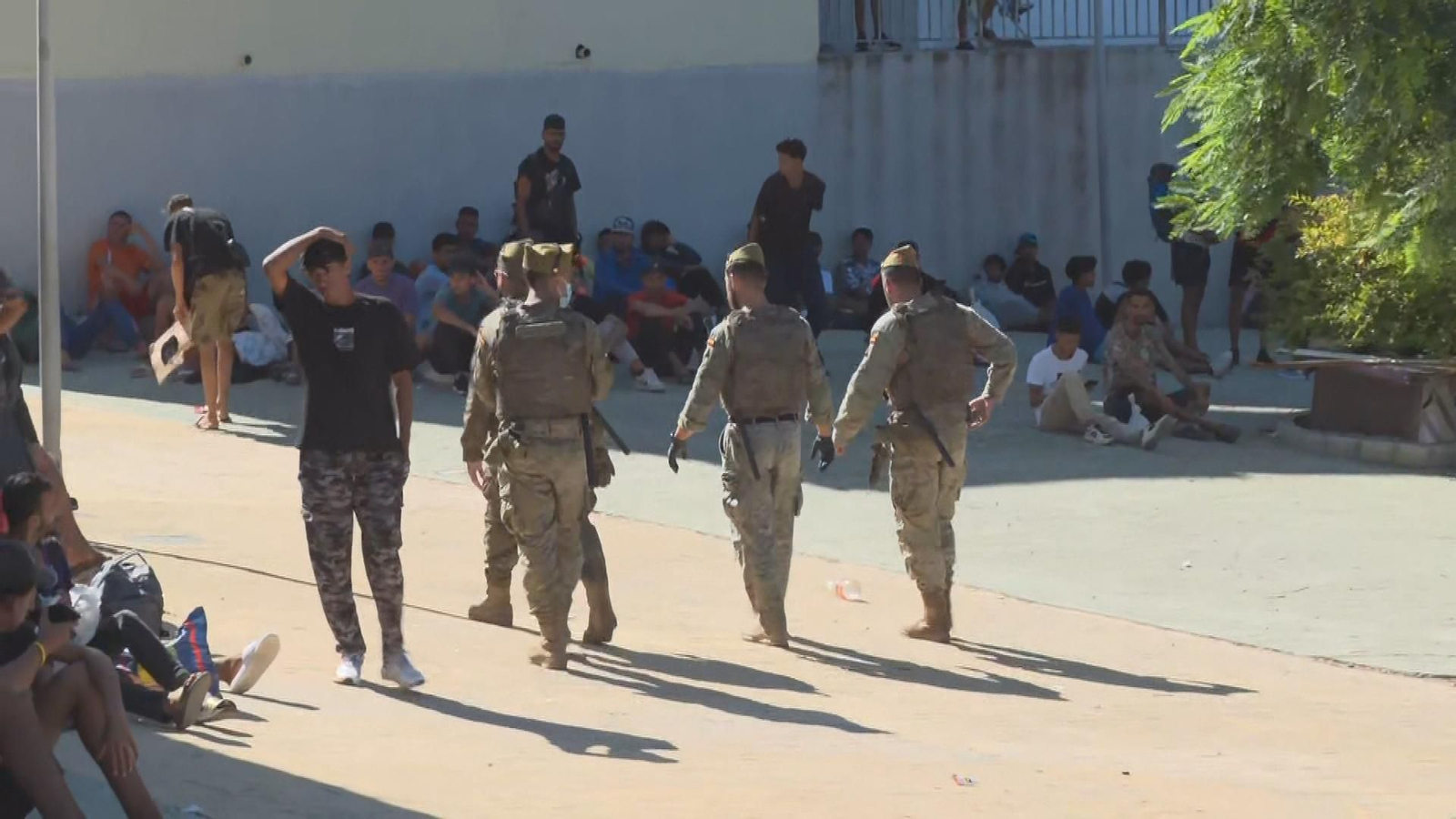 El traslado de migrantes a los campamentos no tranquiliza a los ceutíes