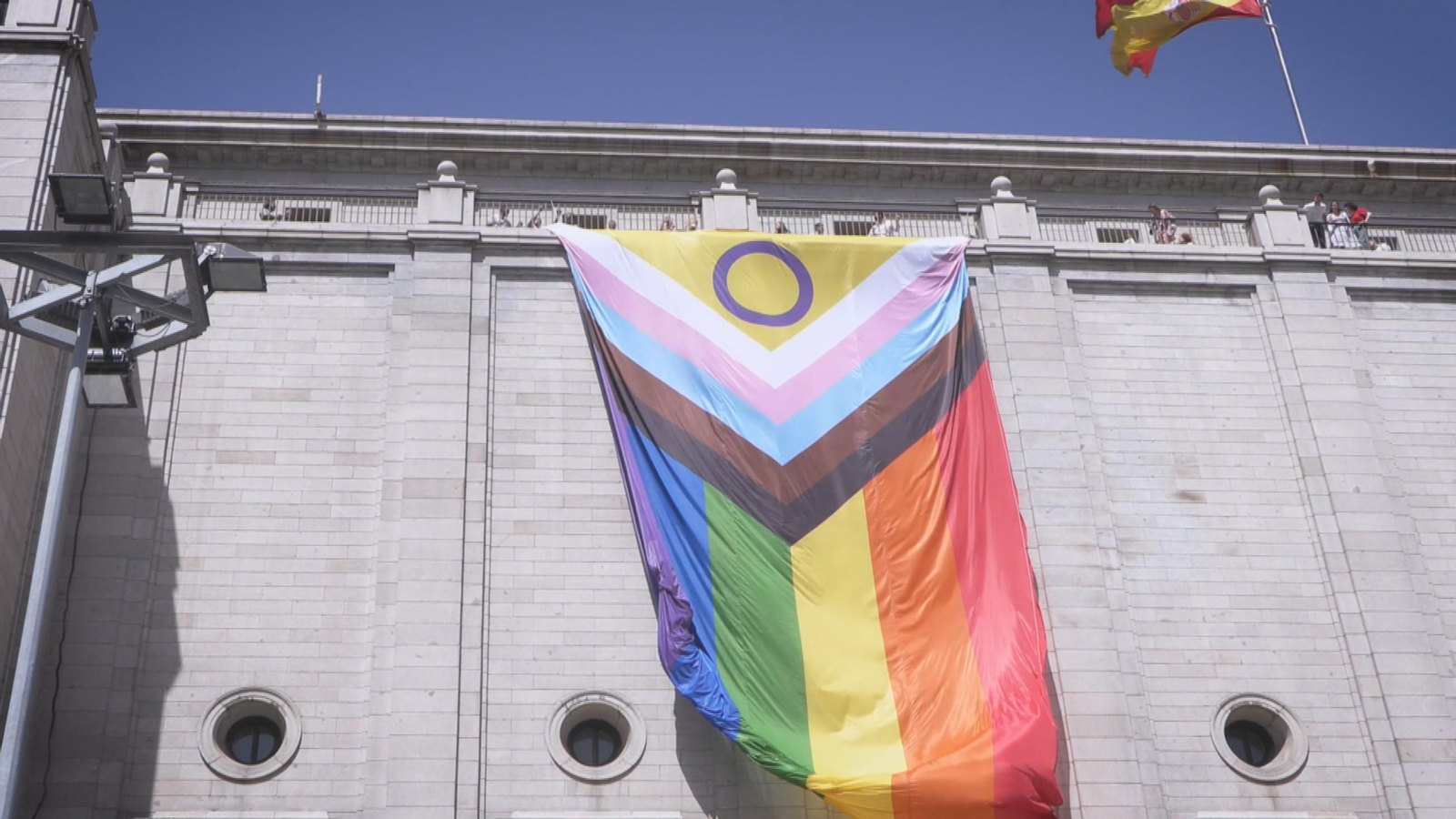 M058 MADRID BANDERA LGTBI MINISTERIO frame 287