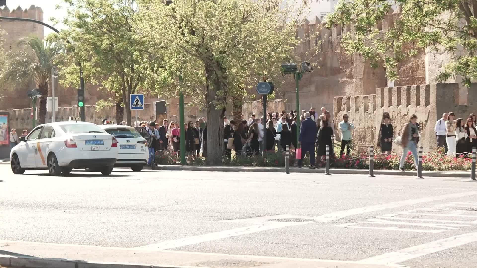 J019-SEVILLA COLAS VISITAS LA MACARENA