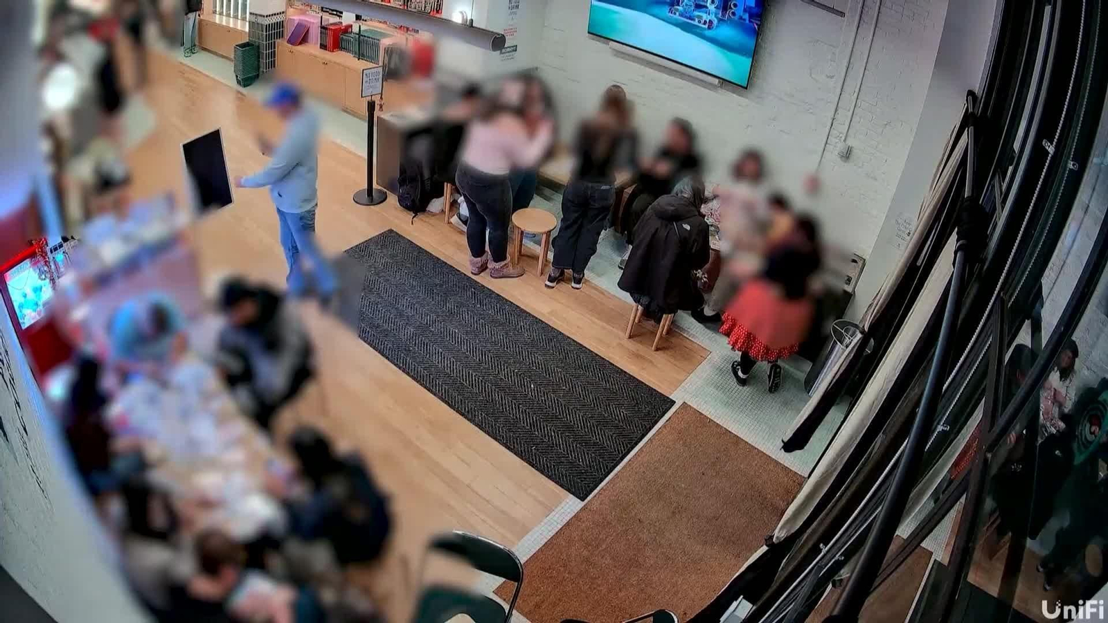 S002-EEUU ATRACO TIENDA POKEMON