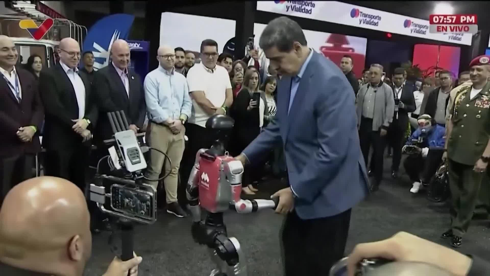 M006-VENEZUELA MADURO BAILA CON ROBOT