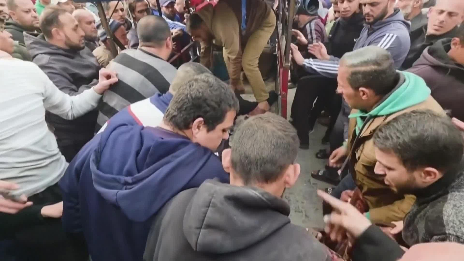 va palestinos trasladan heridos tras ataque nuserait