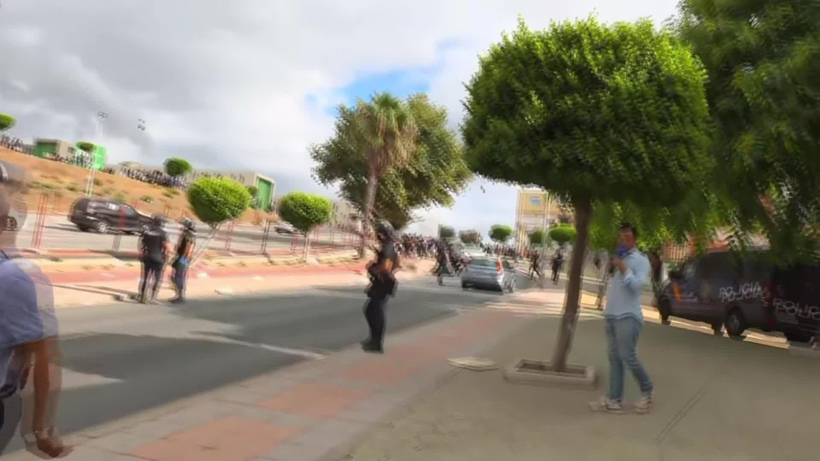L014-CEUTA COLA MIGRANTES ACCESO CAMPAMENTO