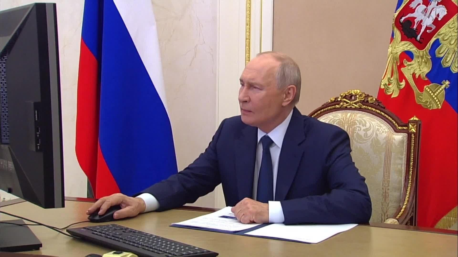 V063-RUSIA PUTIN VOTANDO