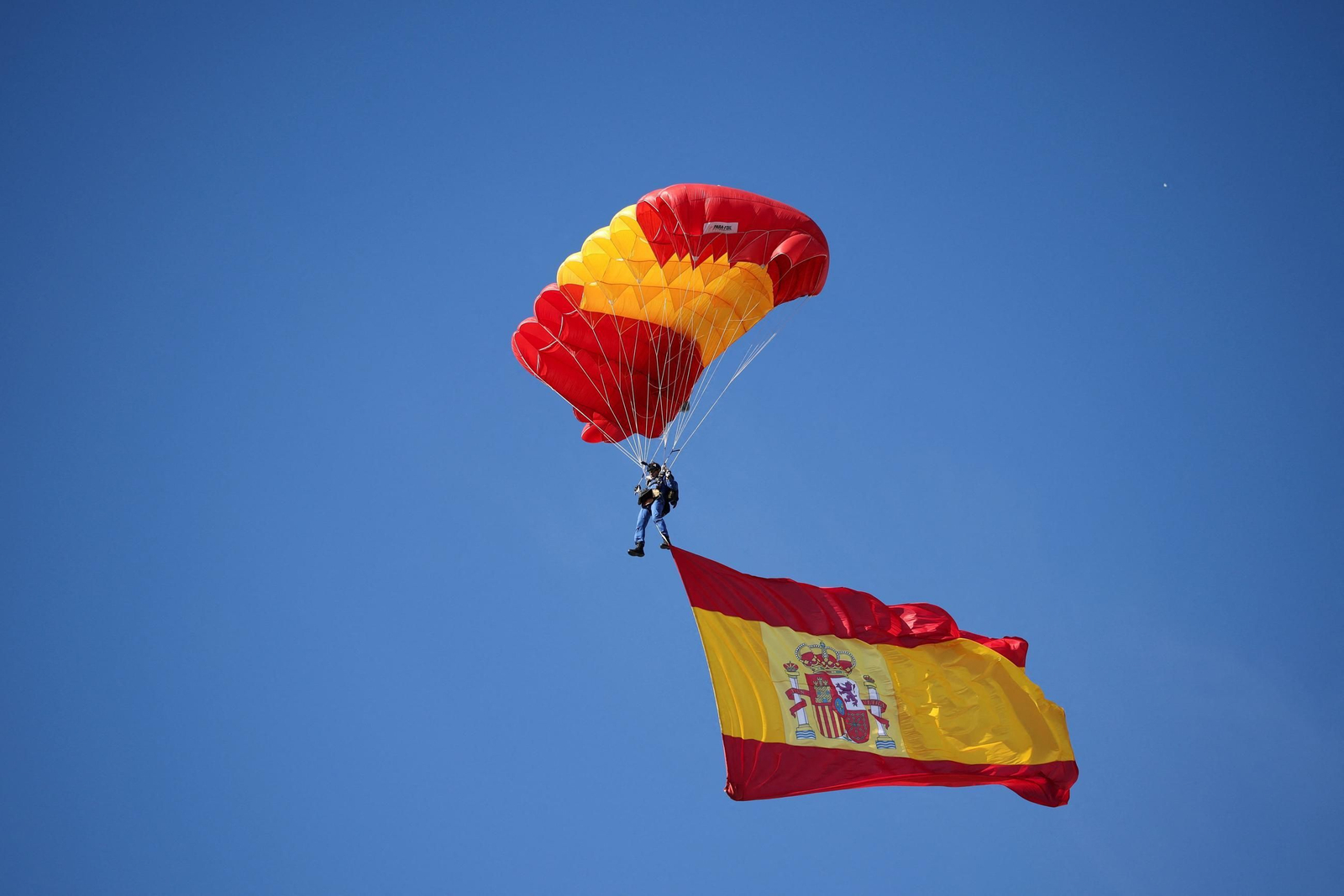 Un paracaidista con más de 12.500 saltos lleva la bandera de España a tierra
