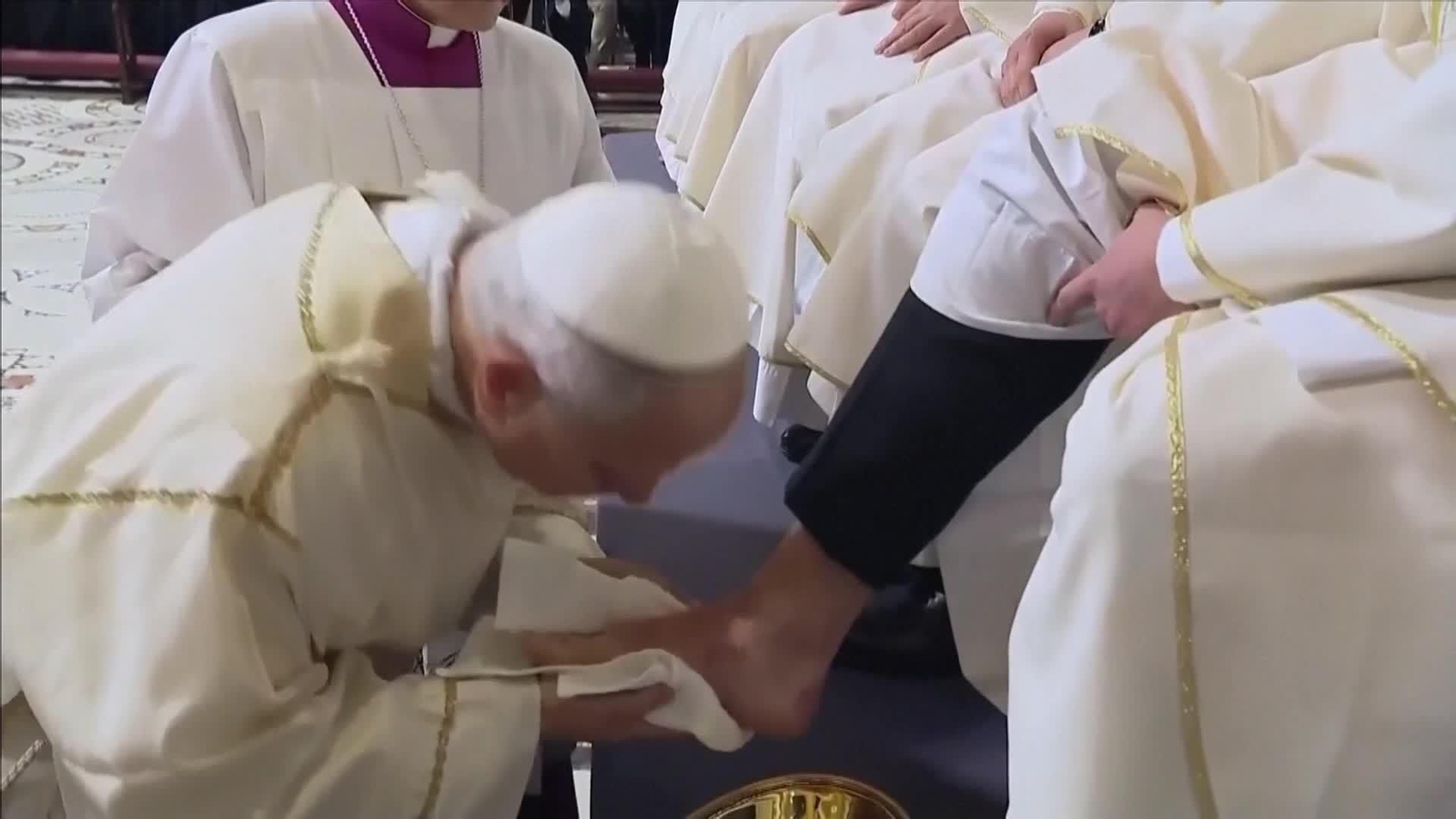 va el papa lava pies en jueves santo