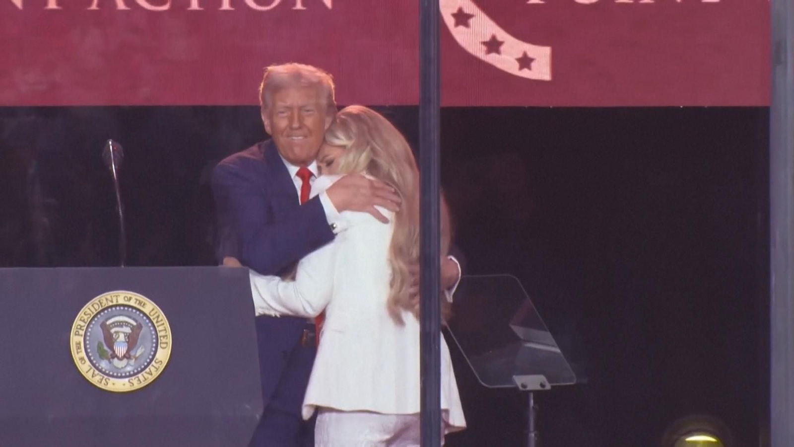 Trump y la viuda de Charlie Kirk se funden en un abrazo durante el funeral en Arizona