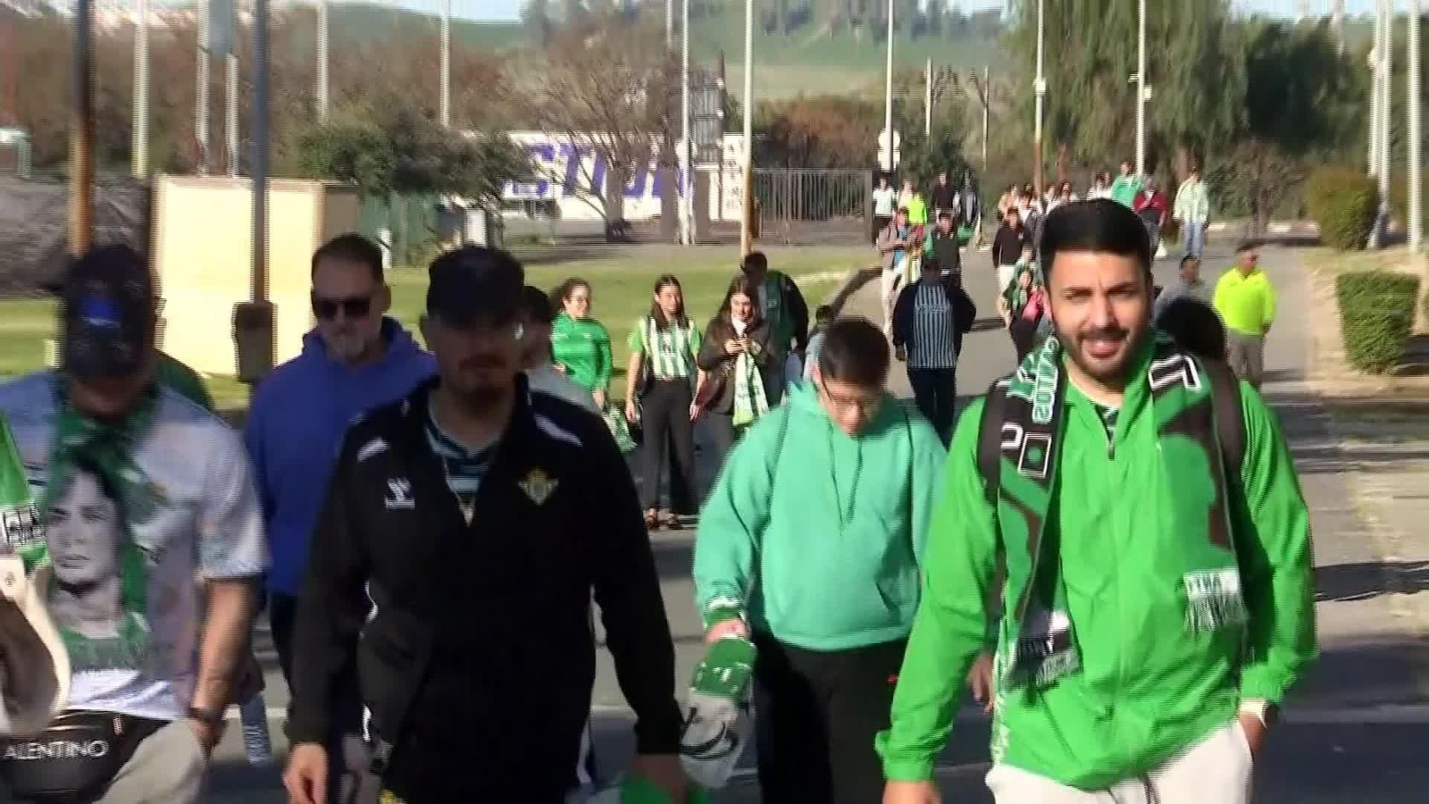 S015-SEVILLA ENTREVISTAS AFICION BETICA ENTRENO PUERTAS ABIERTAS