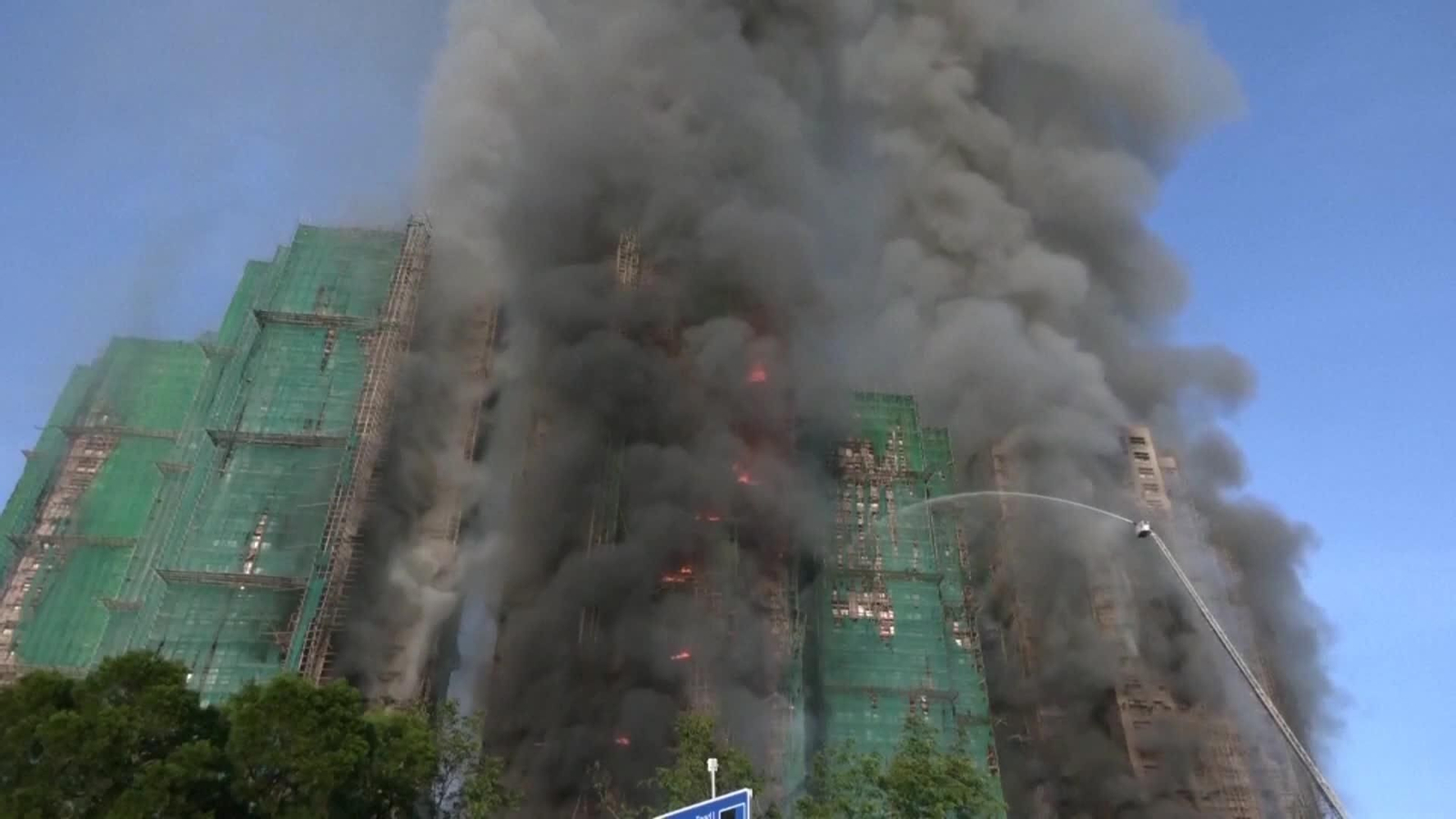 X056-CHINA INCENDIO EDIFICIO EN HONG KONG