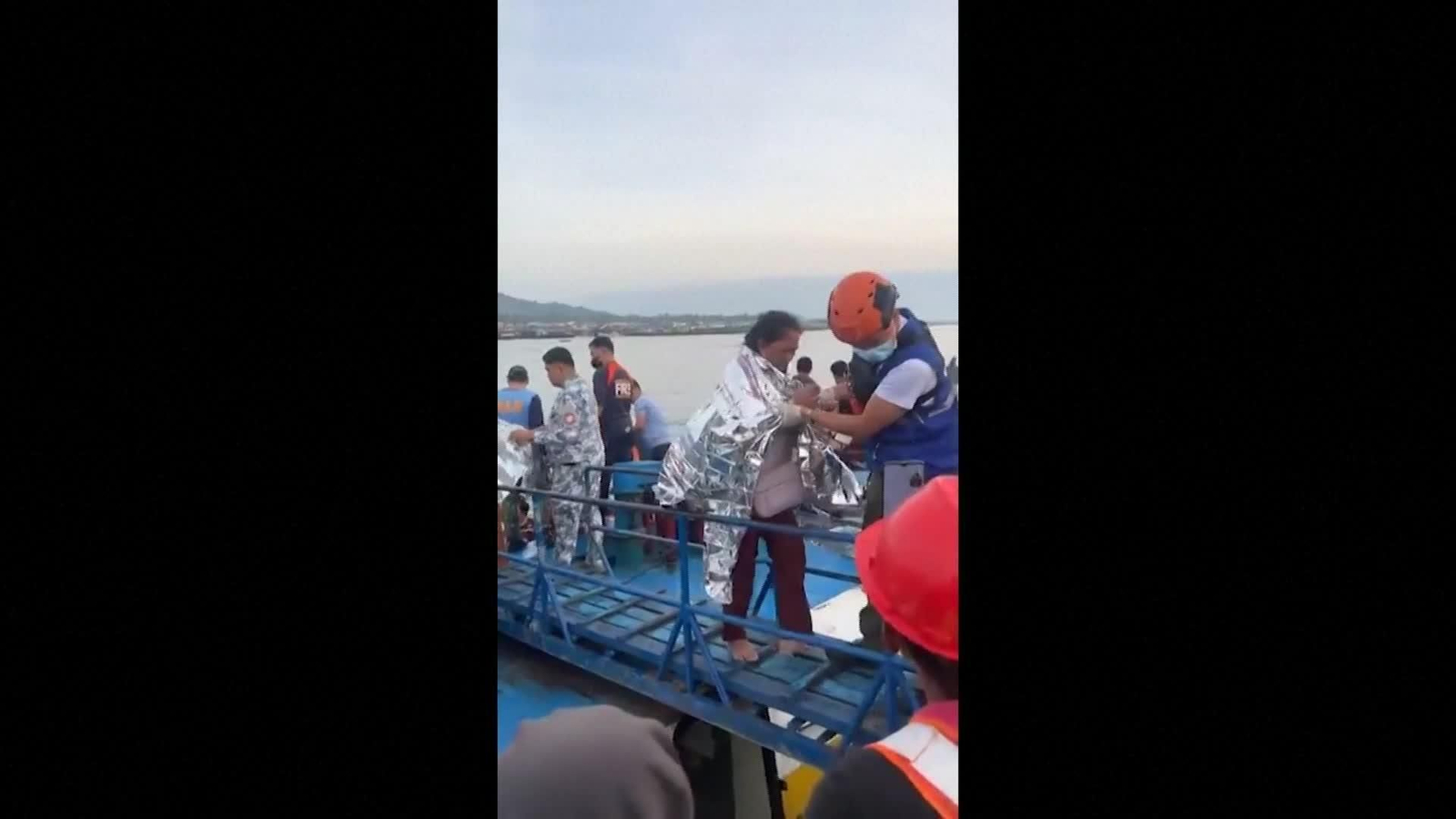 L005-FILIPINAS PASAJEROS RESCATADOS LLEGAN A PUERTO