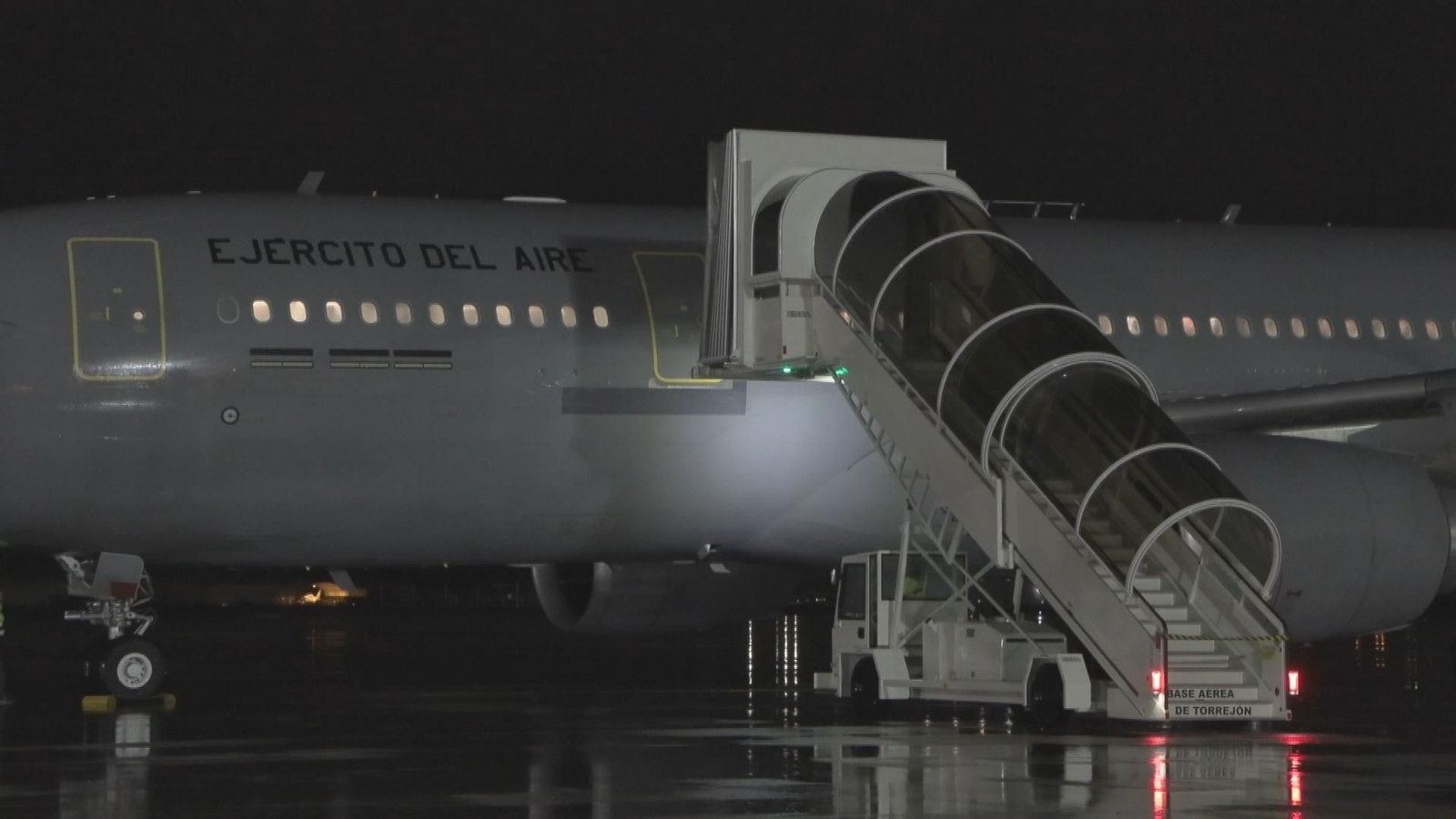 M052 MADRID LLEGADA AVION REPATRIADOS A TORREJON frame 1210