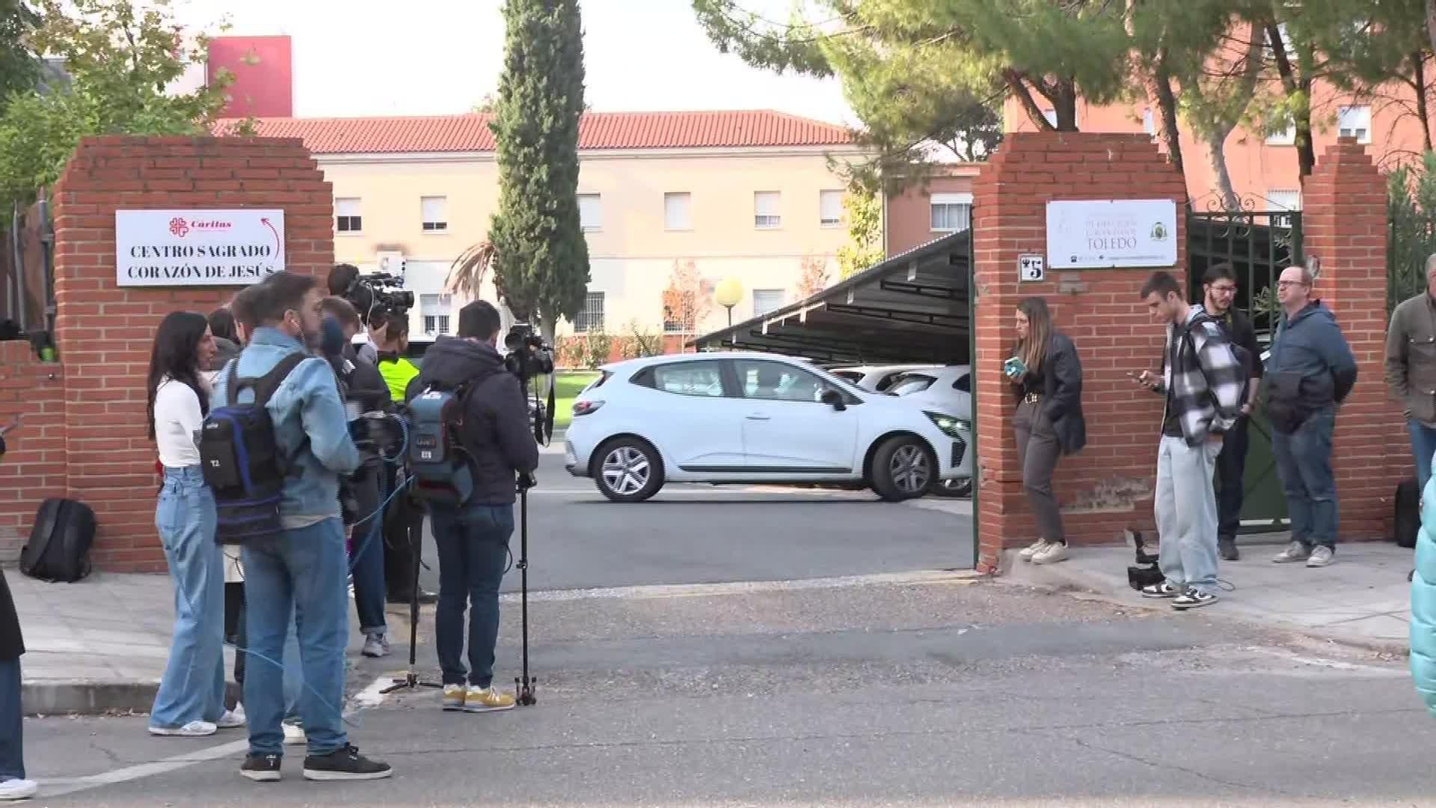 V022-TOLEDO ESPERA FAMILIARES DESAPARECIDOS CASA SACERDOTAL
