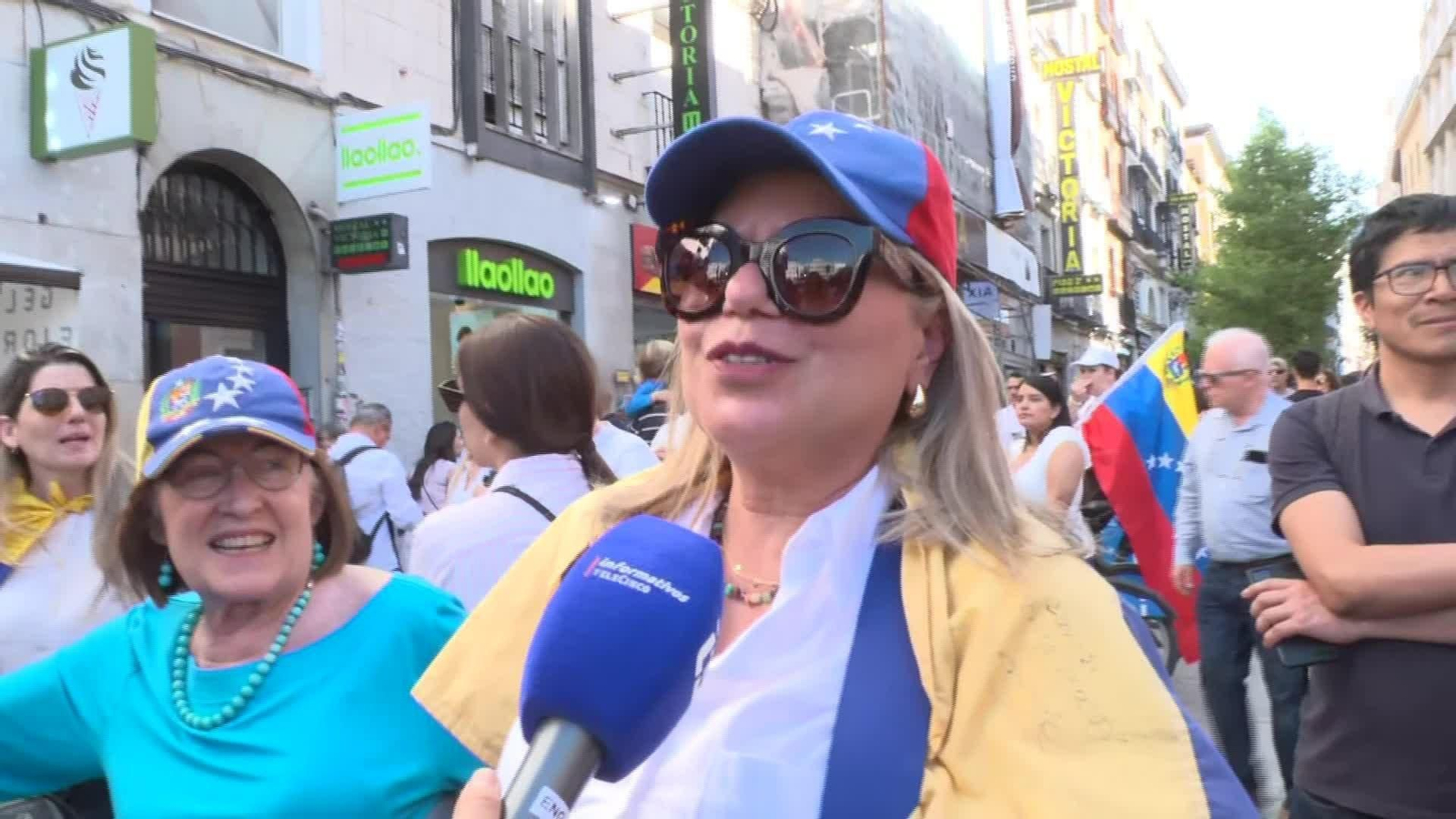 S046-MADRID CORINA MACHADO CON VENEZOLANOS PUERTA DEL SOL