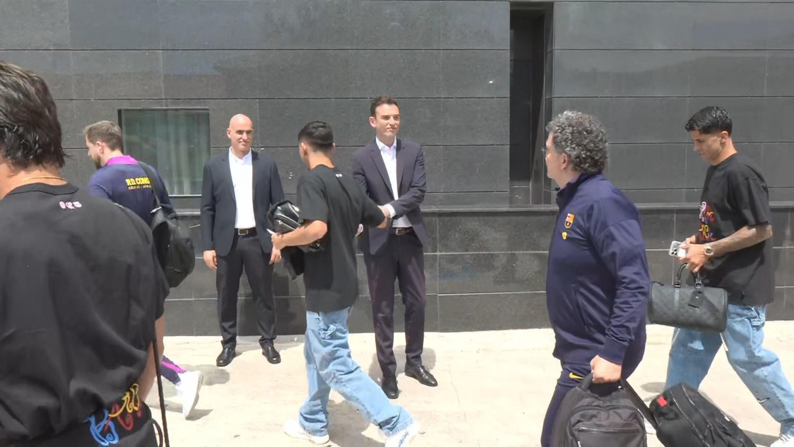 El Barça busca cantar el alirón ante un Real Madrid tocado