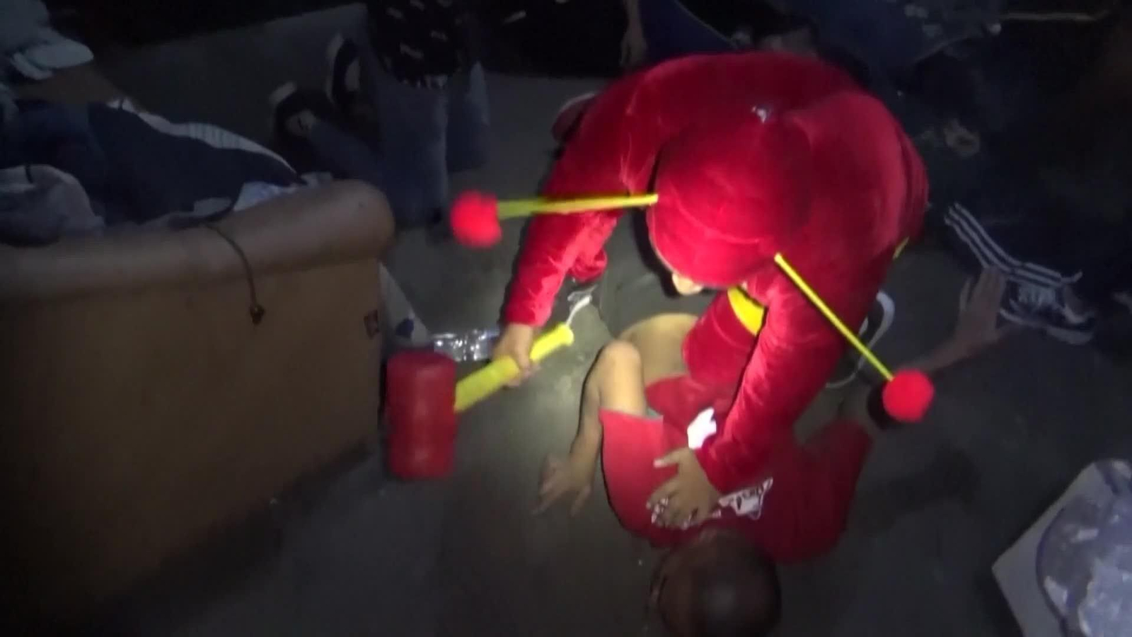 Un policía disfrazado del 'Chapulín Colorado' dirige una operación antidroga en Lima Un policía disfrazado del 'Chapulín Colorado' dirige una operación antidroga en Lima