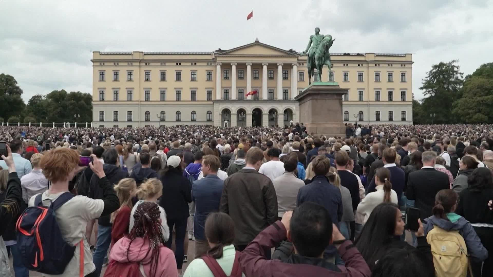 V064-NORUEGA RESIDENTES RECIBEN NUEVO REY