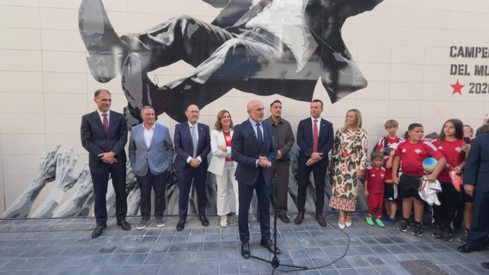 Luis de la Fuente y su mural