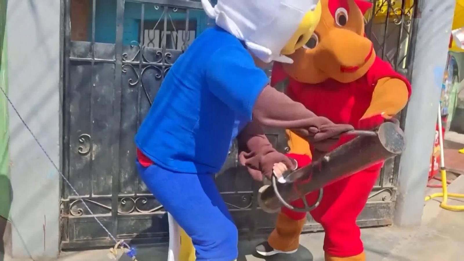 va policias disfrazados mascotas del mundial detienen narco
