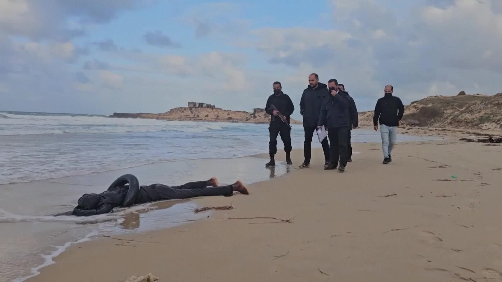 D004-LIBIA CUERPOS MIGRANTES ARRASTRADOS A LA PLAYA