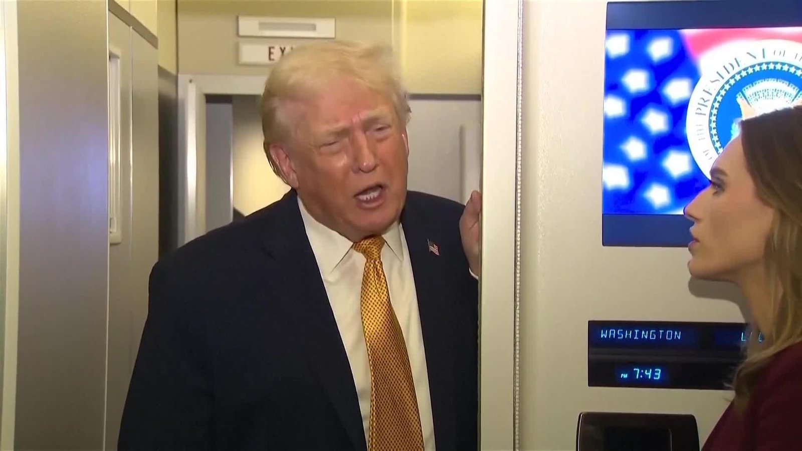 web trump en el avion