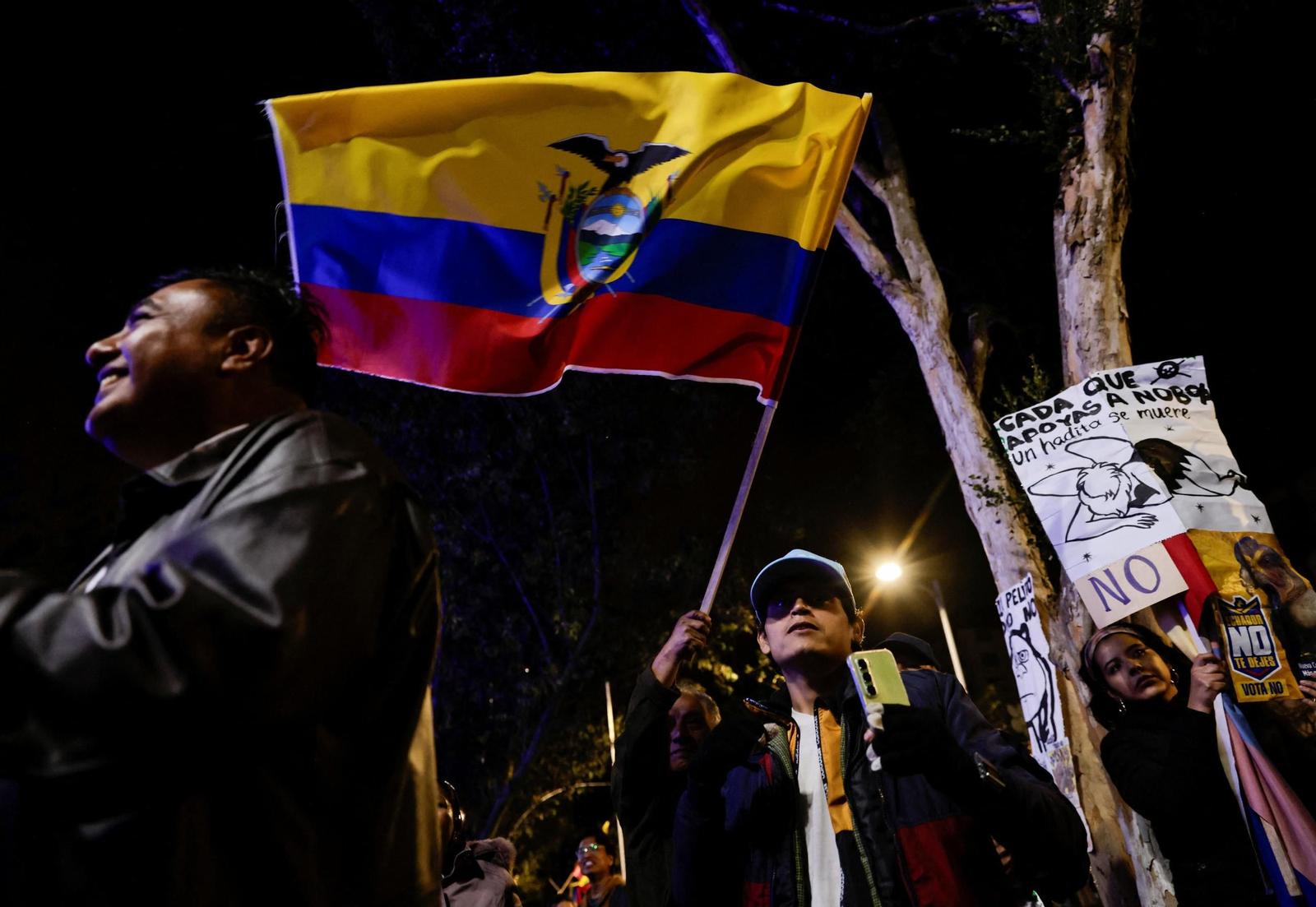 Ecuador dice "no" a la reforma constitucional y a las bases militares extranjeras