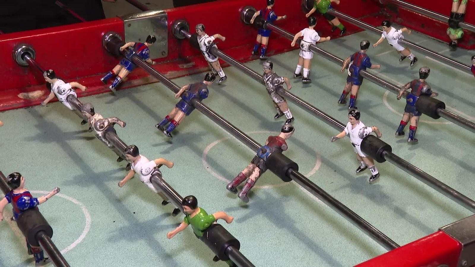 M077-BARCELONA ALUMNOS PIDEN FUTBOLIN EN BAR DE UNIVERSIDAD