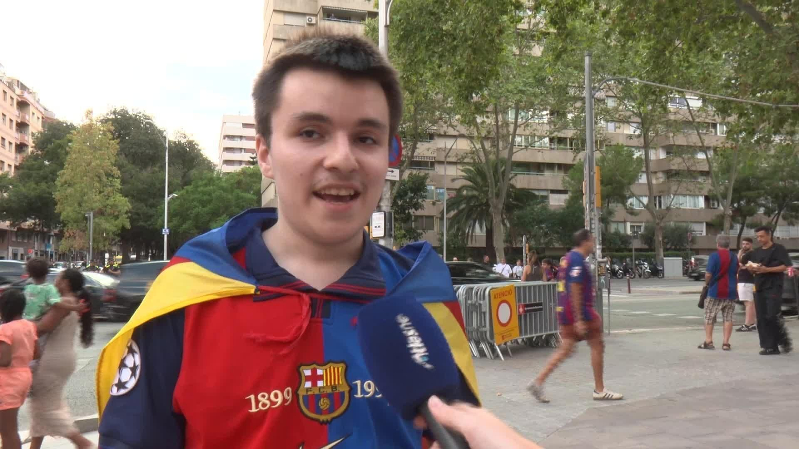 V012-BARCELONA REPARTO ESTELADAS AYER CAMP NOU