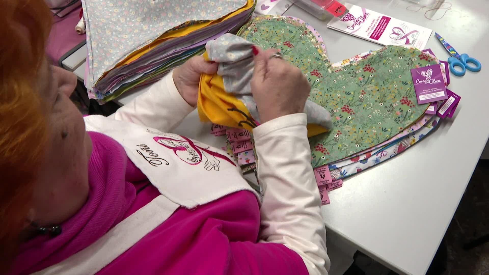 Mujeres de un pueblo de Toledo cosen cojines con forma de corazón para aliviar a las operadas de cáncer de mama